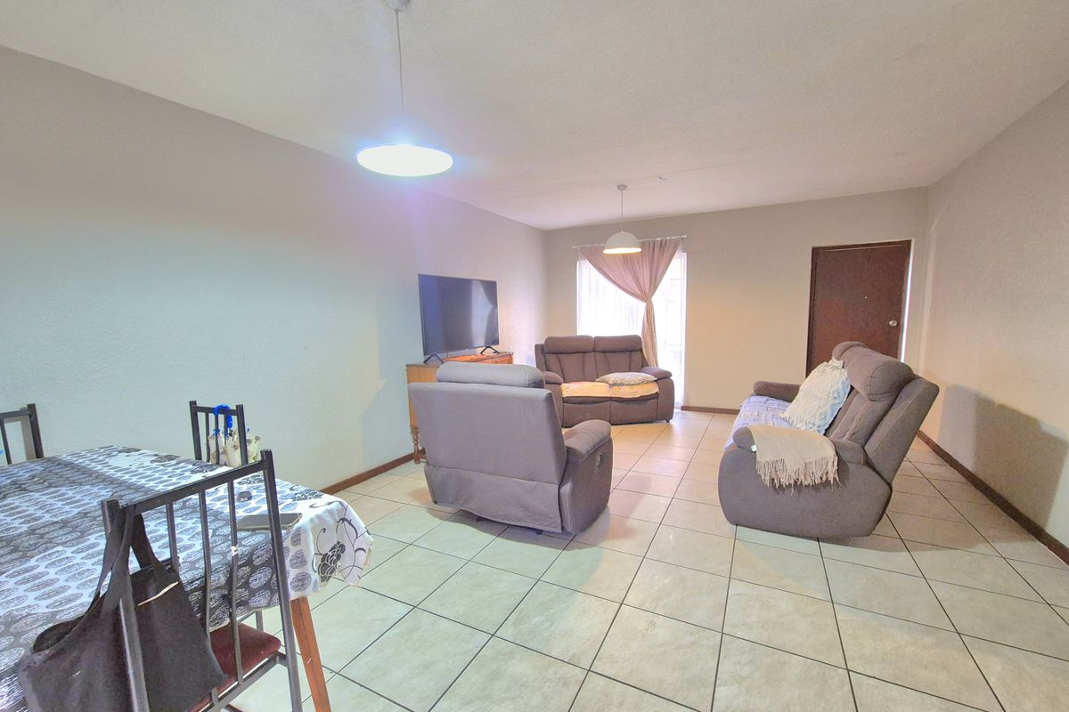 Gorgeously Maintained Townhouse For Sale! - Photo 5
