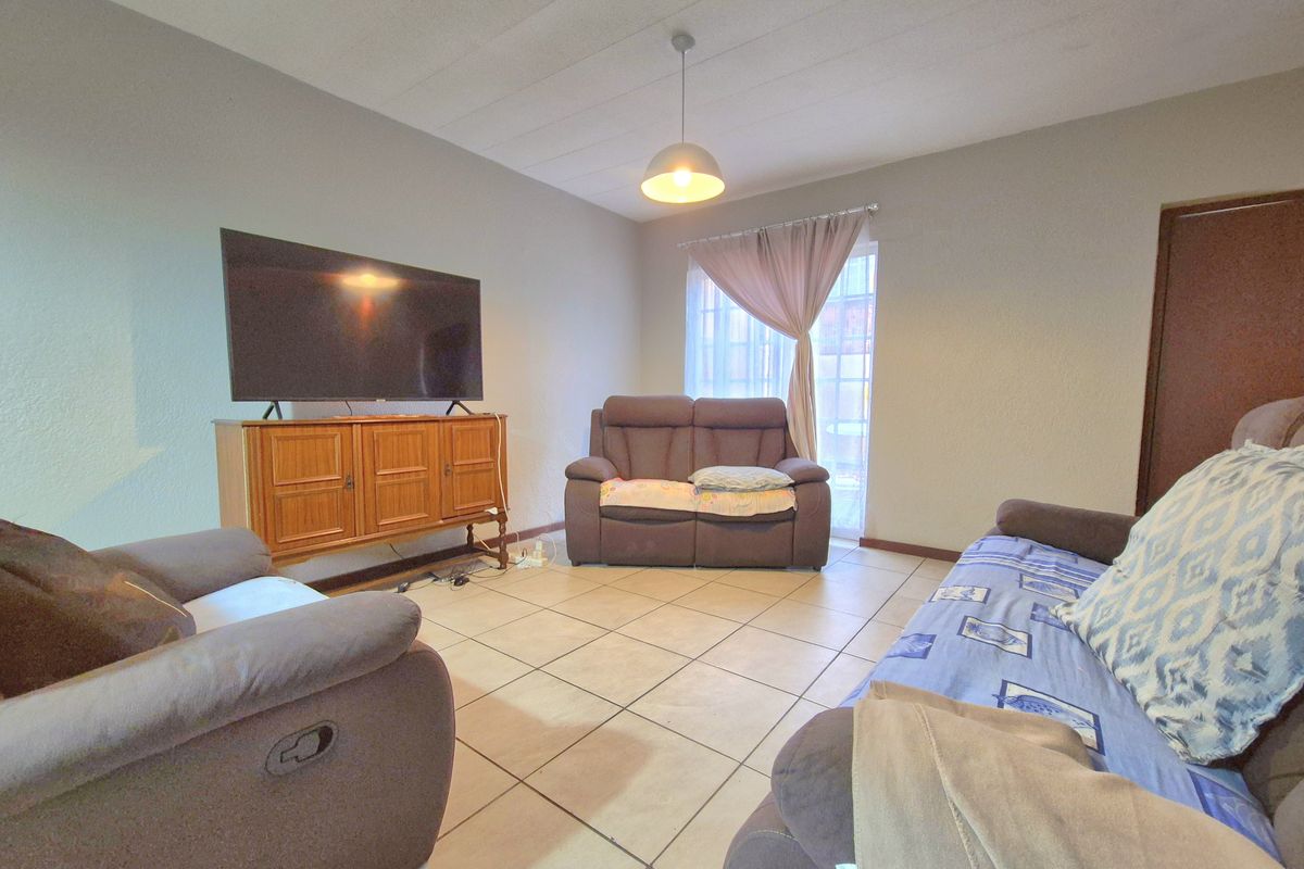 Gorgeously Maintained Townhouse For Sale! - Photo 4