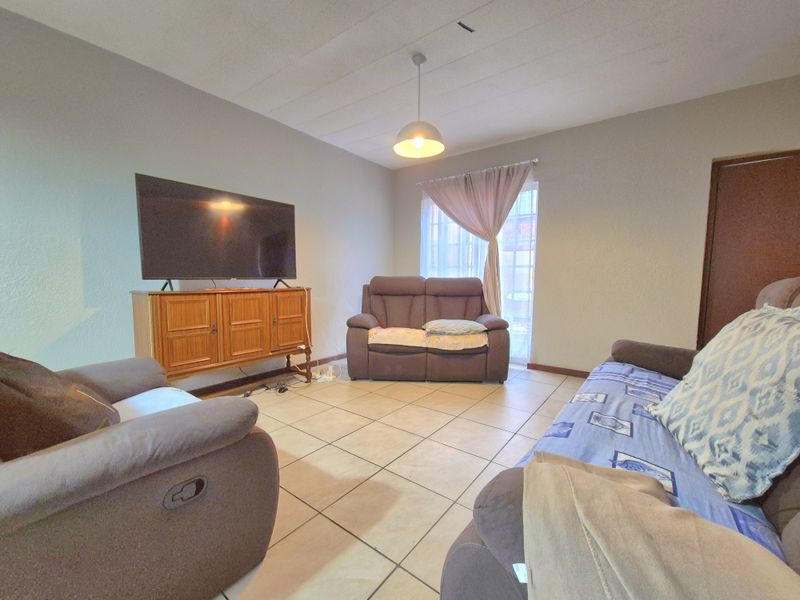 Gorgeously Maintained Townhouse For Sale! - Photo 4