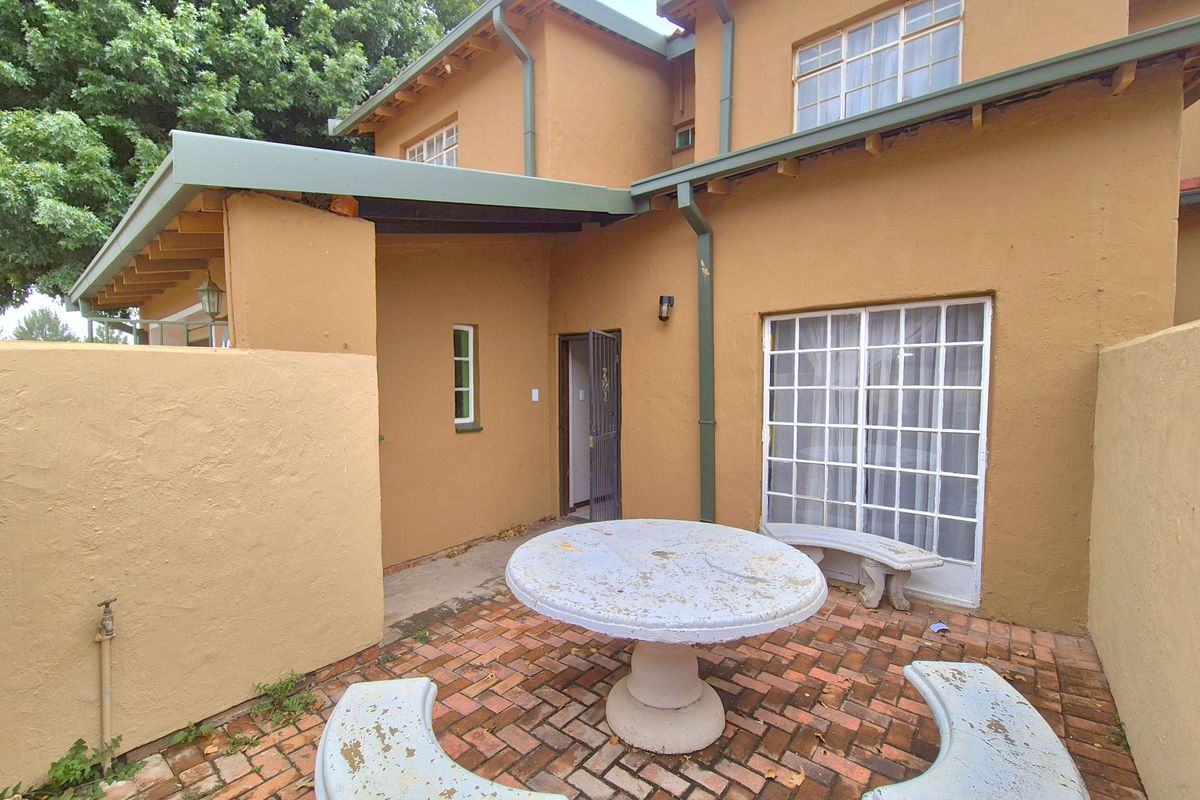 Gorgeously Maintained Townhouse For Sale! - Photo 2