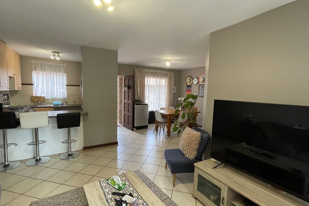 Modern 2-Bedroom Townhouse for Sale in Parklands Complex, Centurion - Photo 4