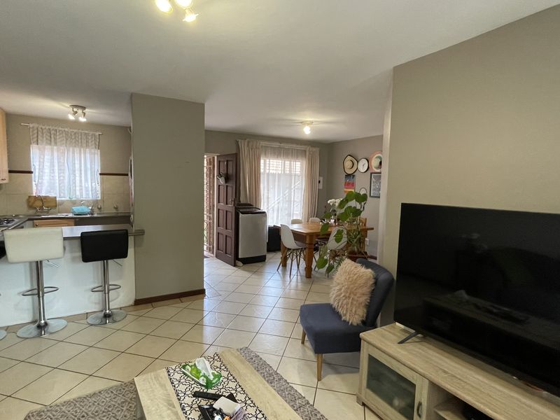 Modern 2-Bedroom Townhouse for Sale in Parklands Complex, Centurion - Photo 4