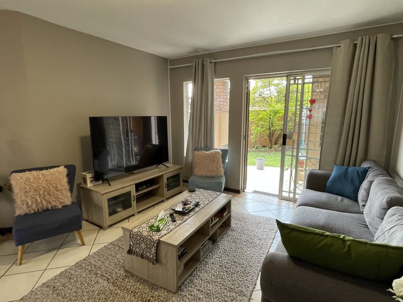 Modern 2-Bedroom Townhouse for Sale in Parklands Complex, Centurion - Photo 6