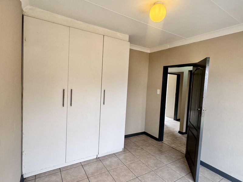 Spacious 4-Bedroom House for Rent with Modern Kitchen and Great Security - Photo 10