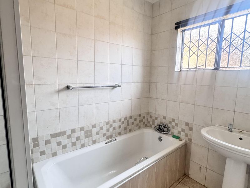 Spacious 4-Bedroom House for Rent with Modern Kitchen and Great Security - Photo 8