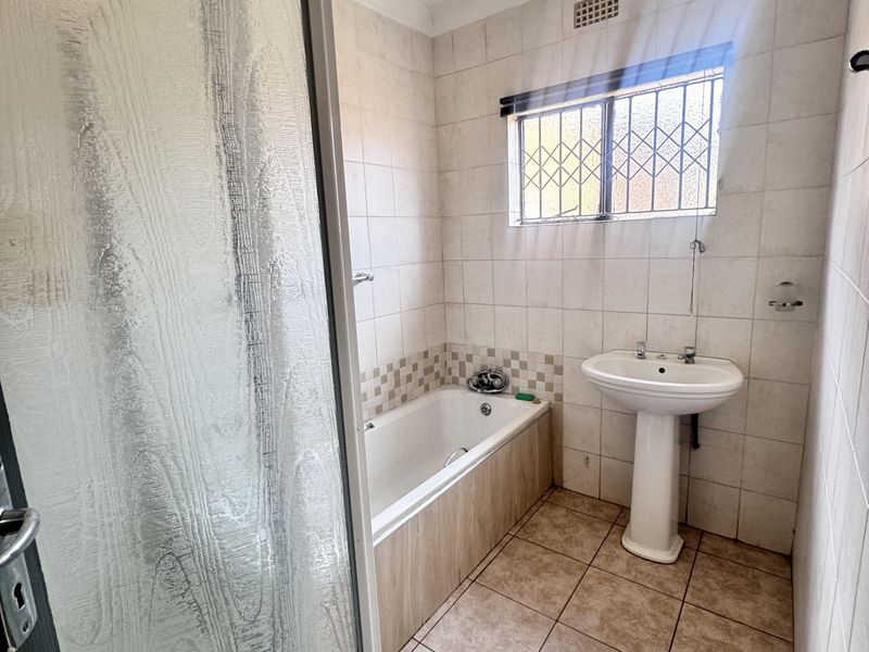 Spacious 4-Bedroom House for Rent with Modern Kitchen and Great Security - Photo 7