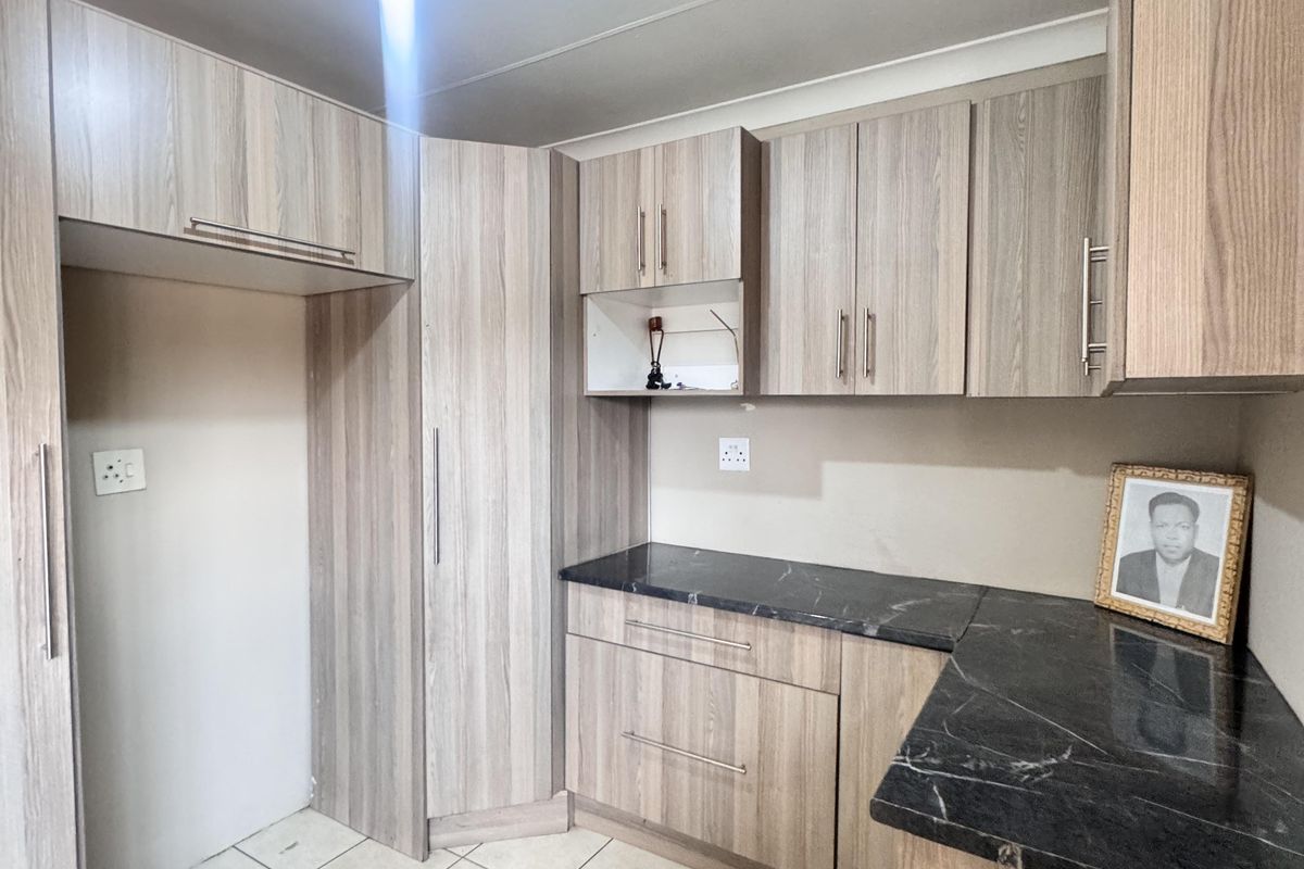 Spacious 4-Bedroom House for Rent with Modern Kitchen and Great Security - Photo 5