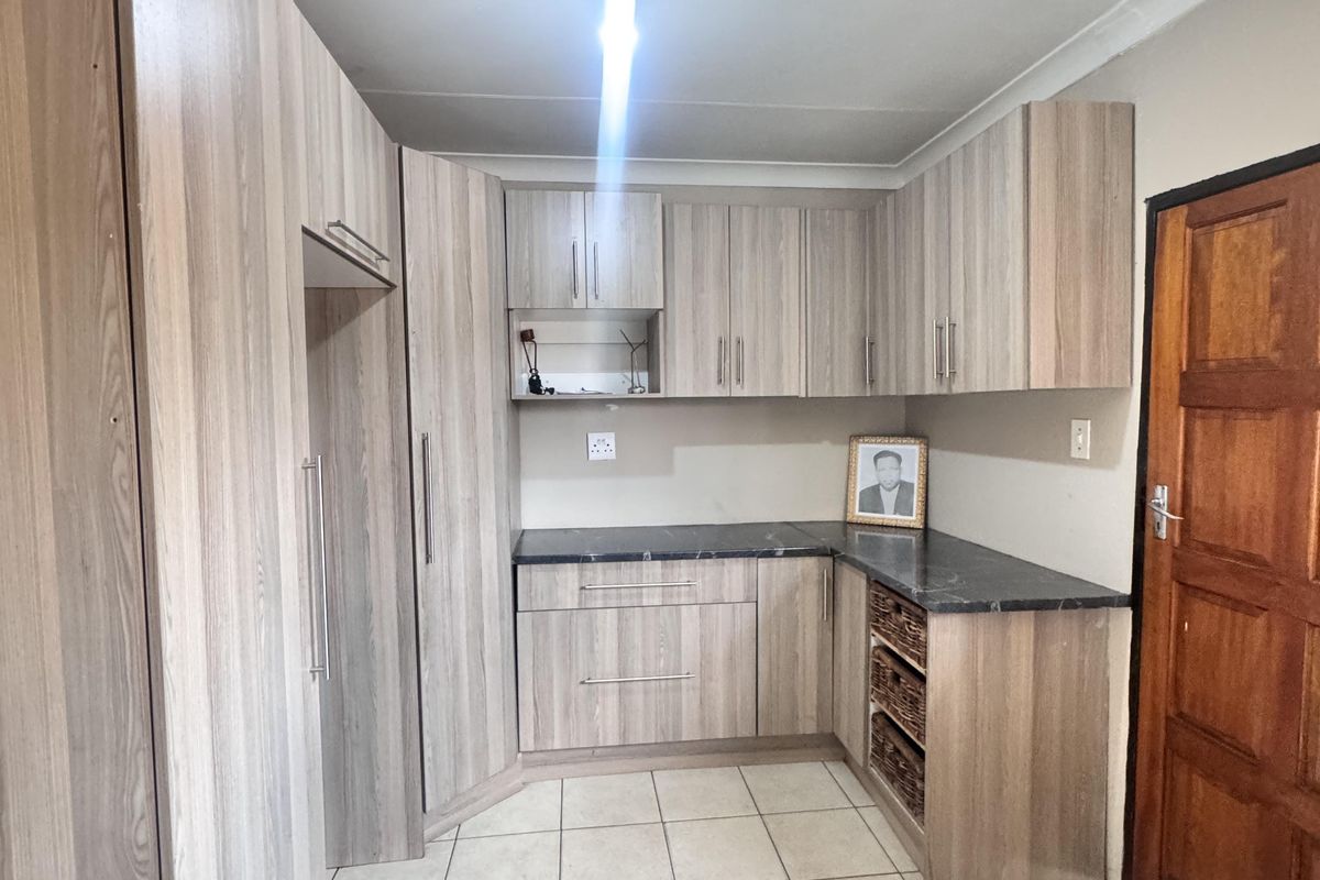 Spacious 4-Bedroom House for Rent with Modern Kitchen and Great Security - Photo 4