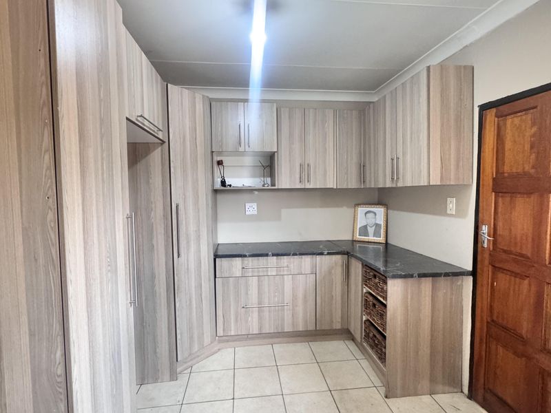 Spacious 4-Bedroom House for Rent with Modern Kitchen and Great Security - Photo 4