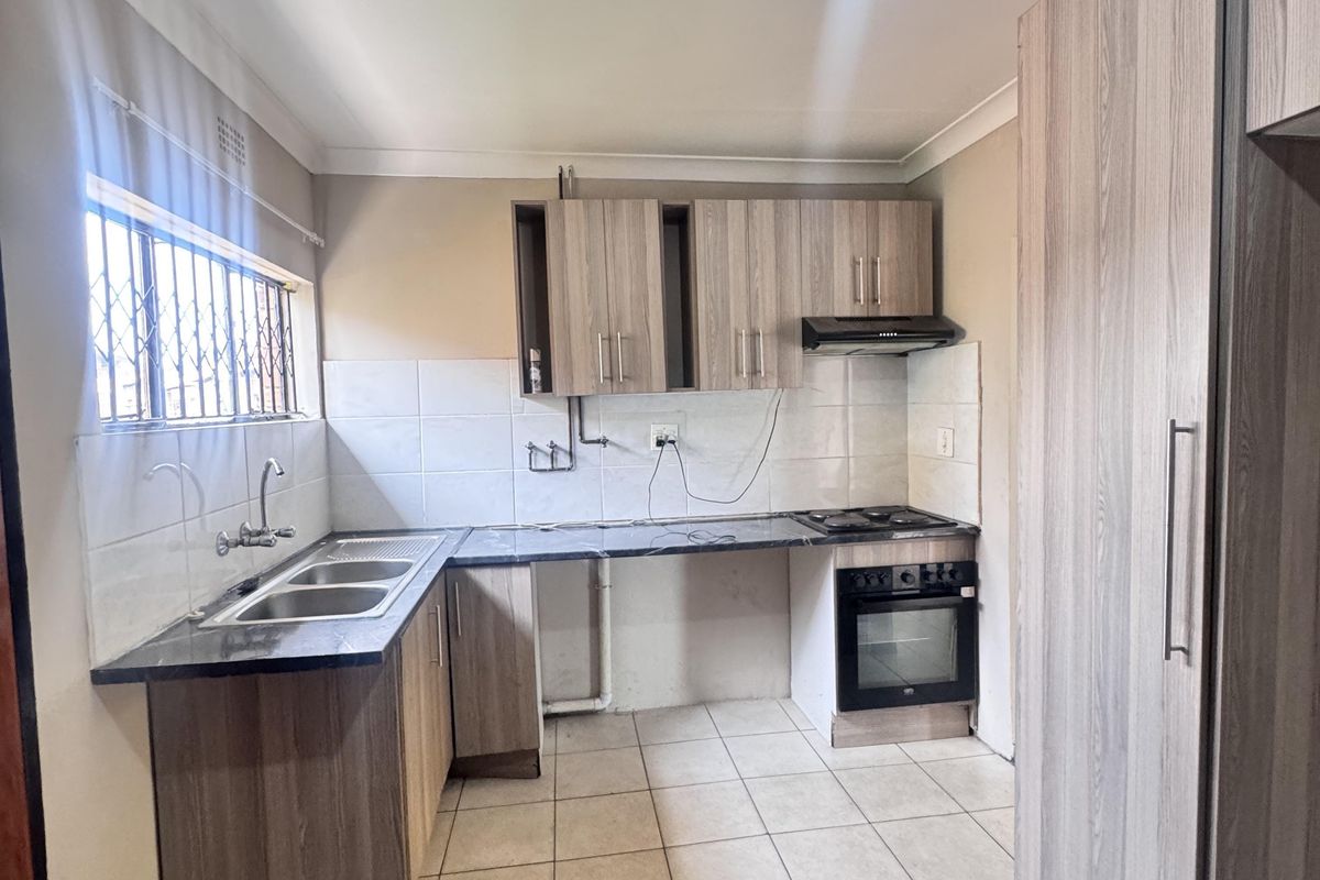 Spacious 4-Bedroom House for Rent with Modern Kitchen and Great Security - Photo 3