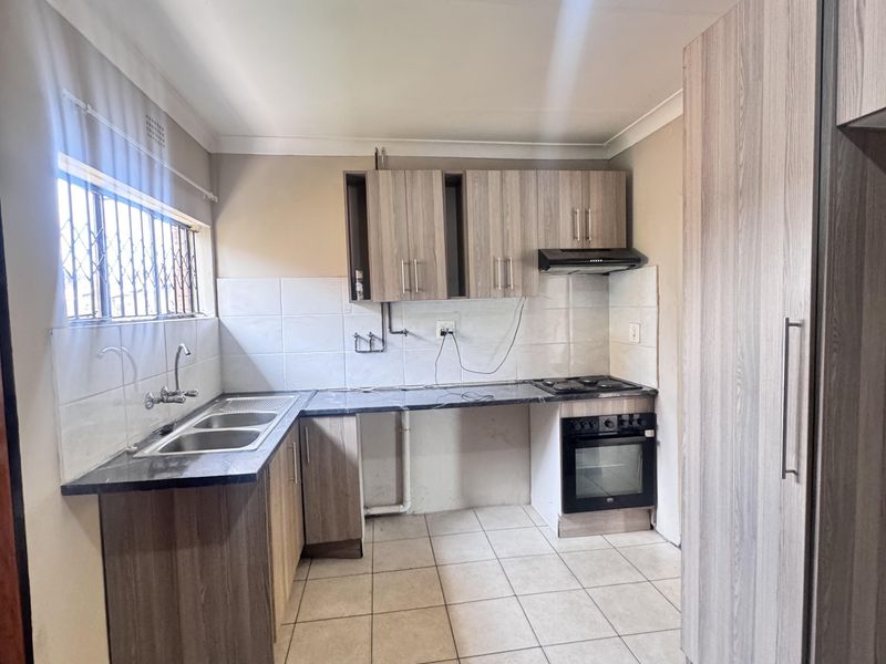 Spacious 4-Bedroom House for Rent with Modern Kitchen and Great Security - Photo 3