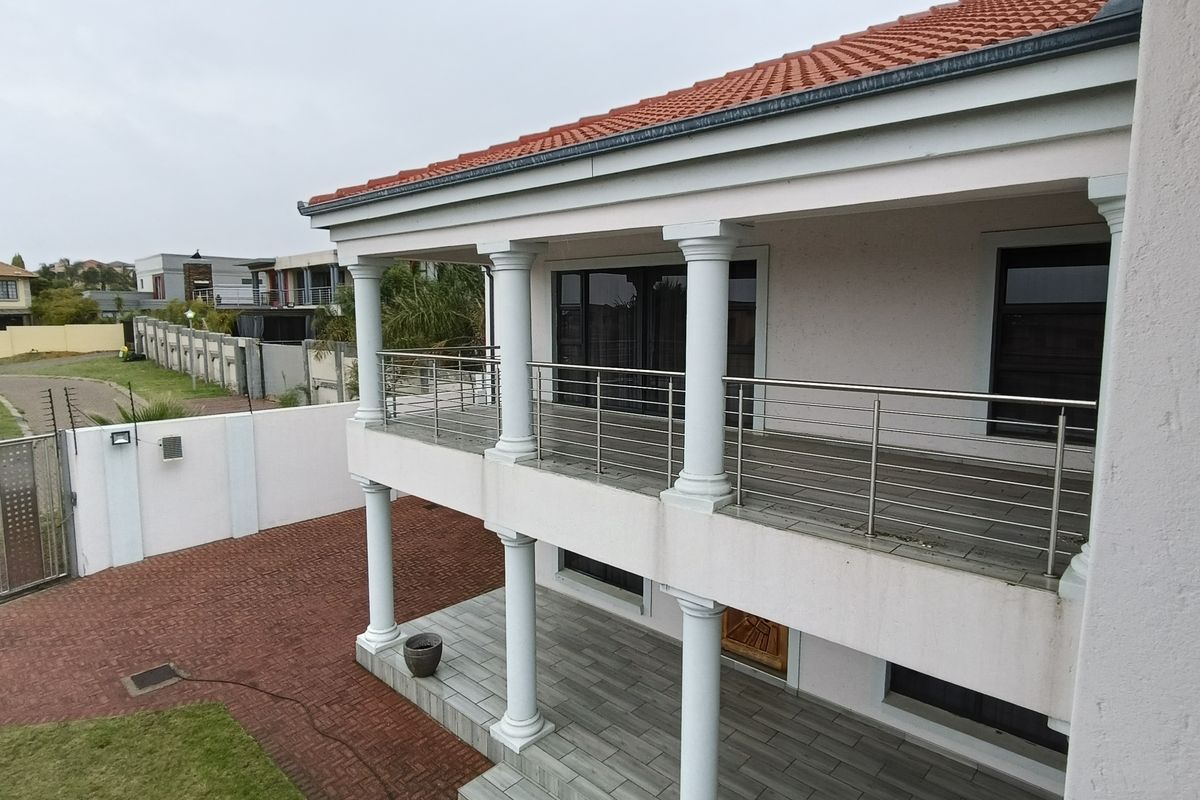 Beautiful modern home with a 2 bedroom flat! - Photo 5