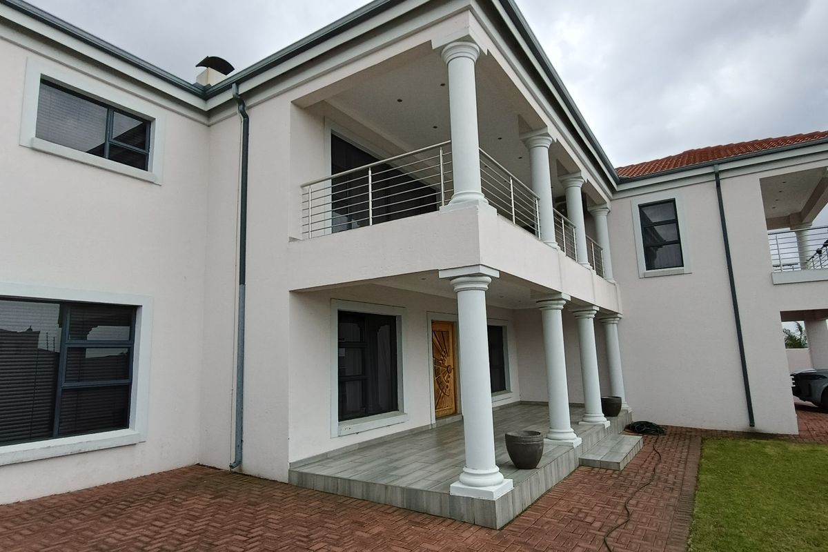 Beautiful modern home with a 2 bedroom flat! - Photo 2