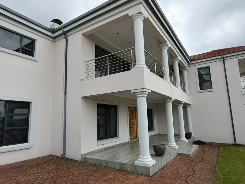 Beautiful modern home with a 2 bedroom flat! - Photo 2