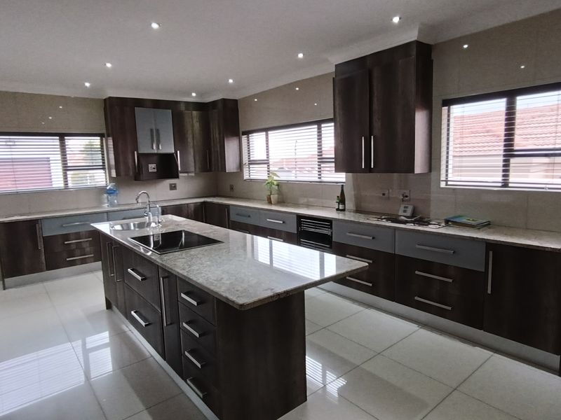 Beautiful modern home with a 2 bedroom flat! - Photo 10