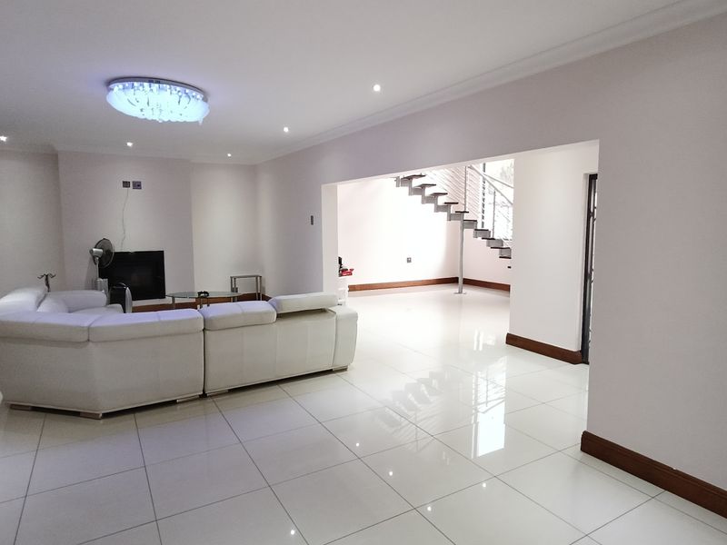 Beautiful modern home with a 2 bedroom flat! - Photo 6