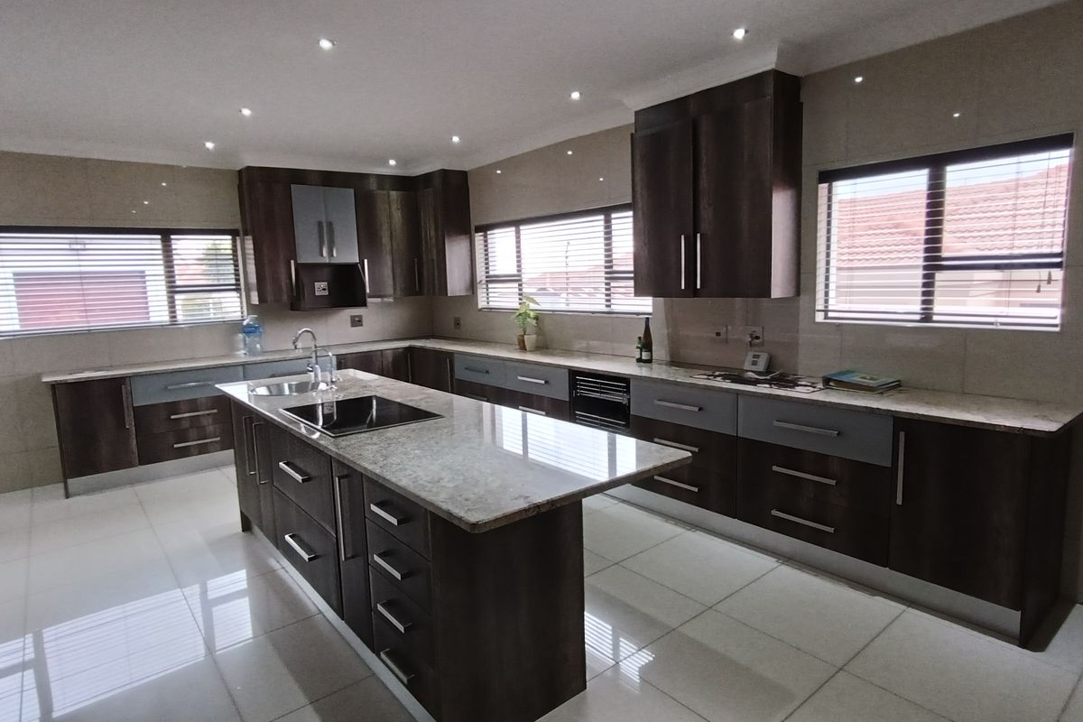 Beautiful modern home with a 2 bedroom flat! - Photo 4