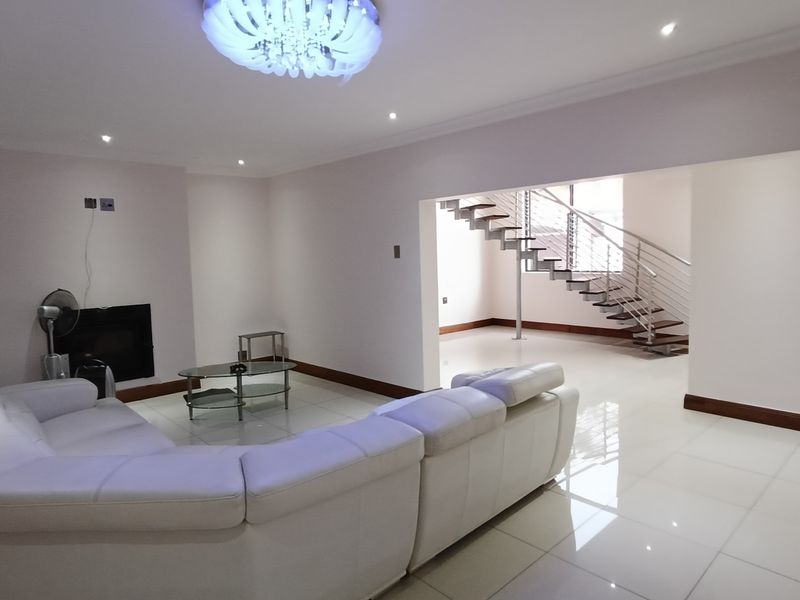 Beautiful modern home with a 2 bedroom flat! - Photo 7