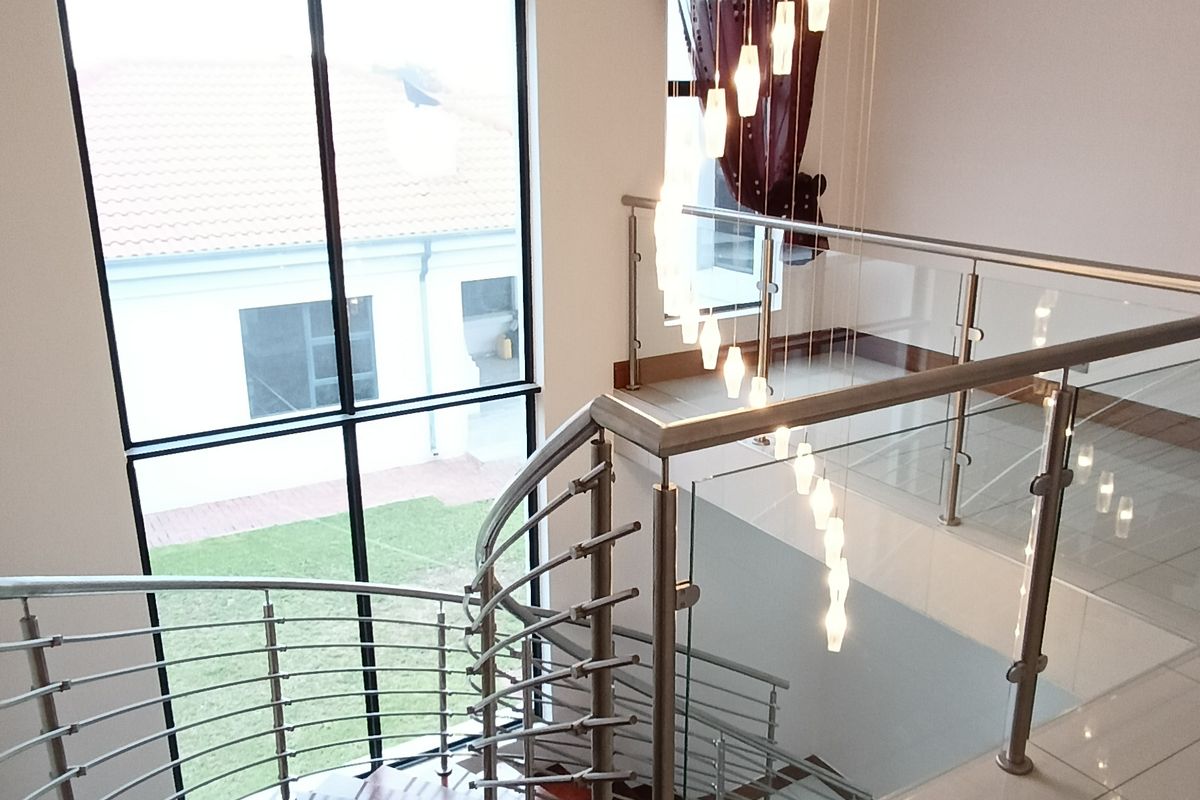 Beautiful modern home with a 2 bedroom flat! - Photo 3