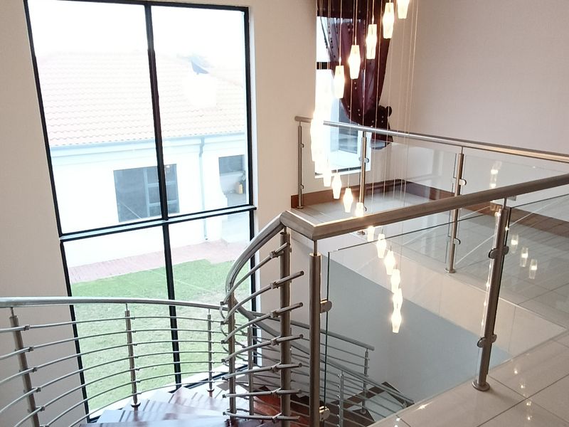 Beautiful modern home with a 2 bedroom flat! - Photo 3