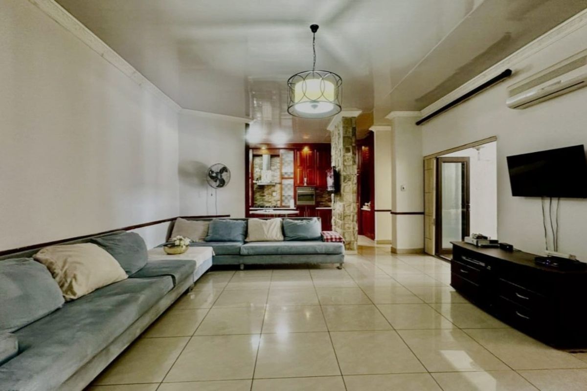 Luxury 5 Bedroom Family Living with Effortless Charm - Photo 5