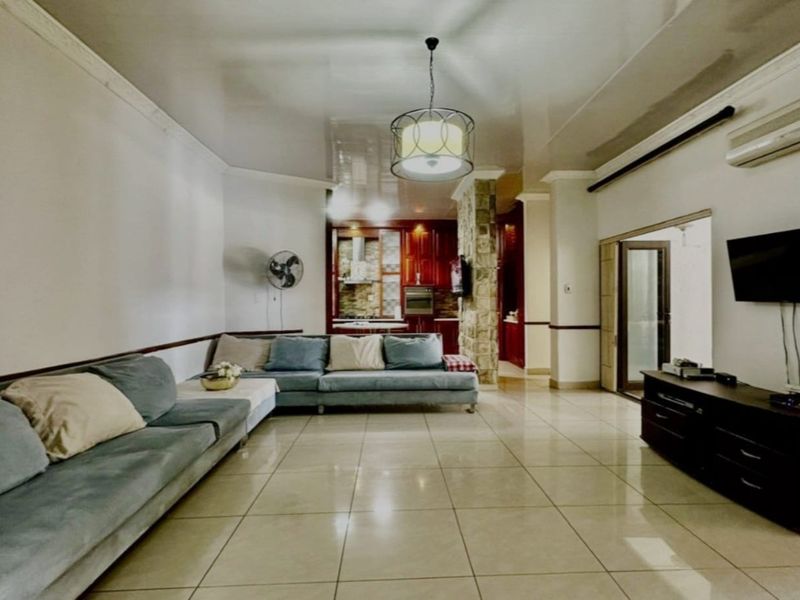 Luxury 5 Bedroom Family Living with Effortless Charm - Photo 5