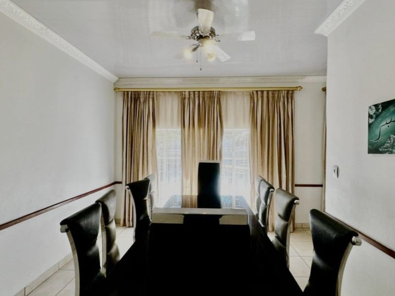 Luxury 5 Bedroom Family Living with Effortless Charm - Photo 10