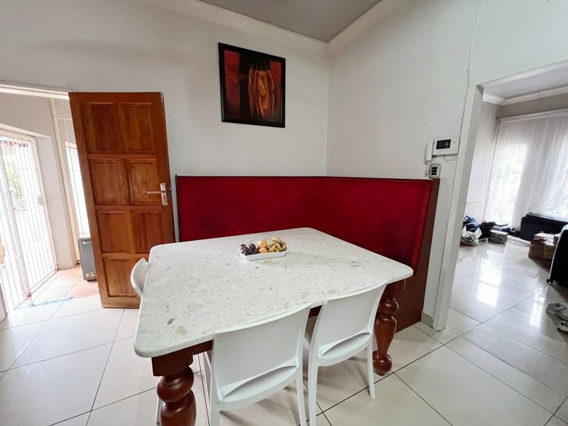 Luxury 5 Bedroom Family Living with Effortless Charm - Photo 9