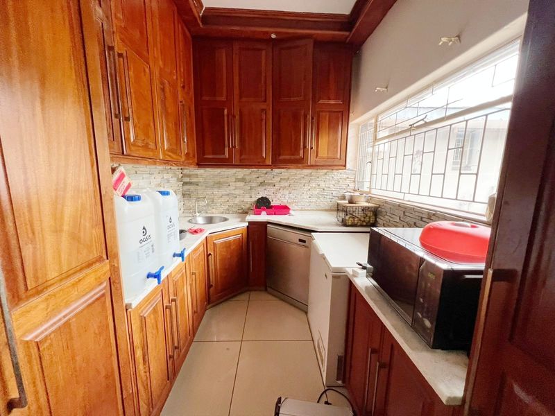 Luxury 5 Bedroom Family Living with Effortless Charm - Photo 8