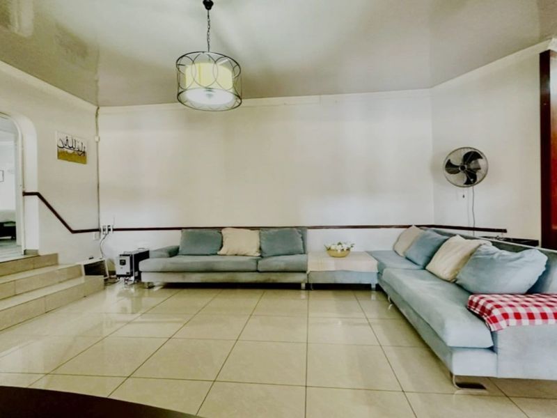 Luxury 5 Bedroom Family Living with Effortless Charm - Photo 4