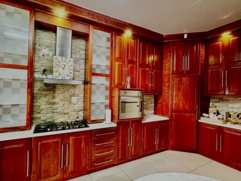 Luxury 5 Bedroom Family Living with Effortless Charm - Photo 6