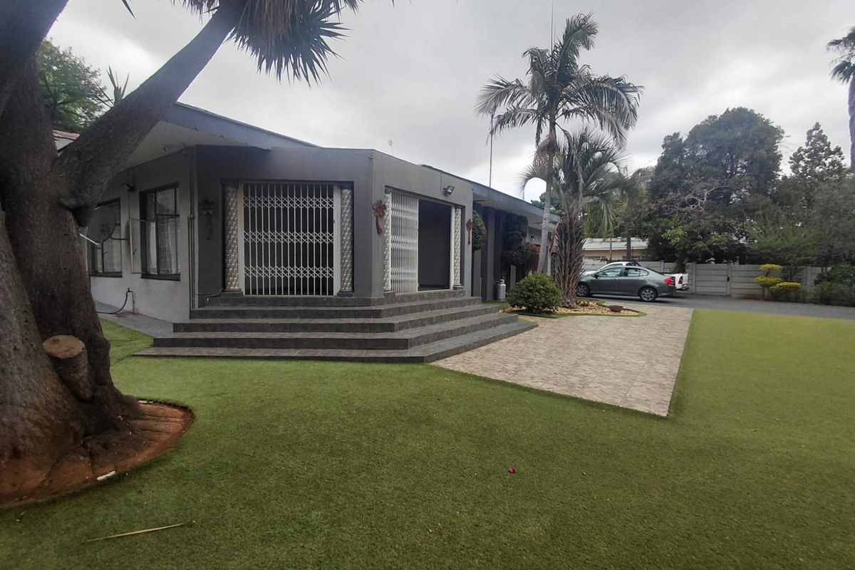 Luxury 5 Bedroom Family Living with Effortless Charm - Photo 2