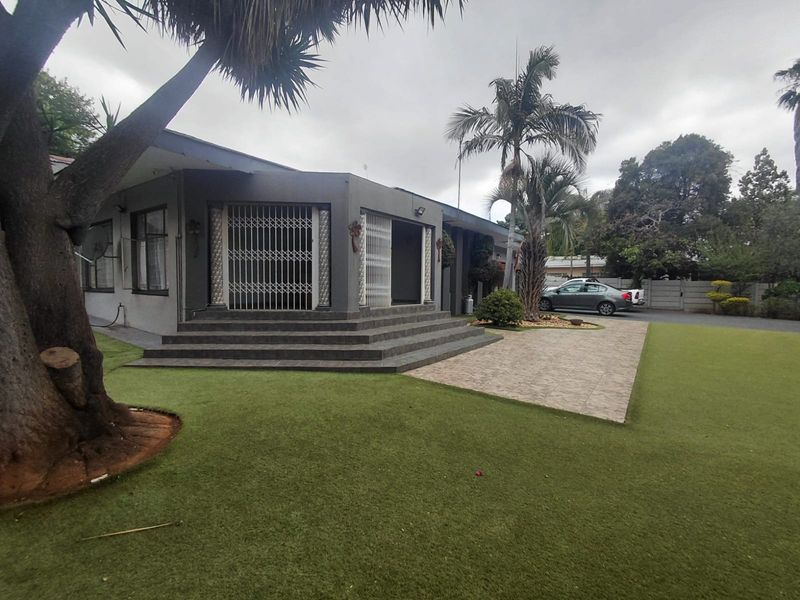 Luxury 5 Bedroom Family Living with Effortless Charm - Photo 2