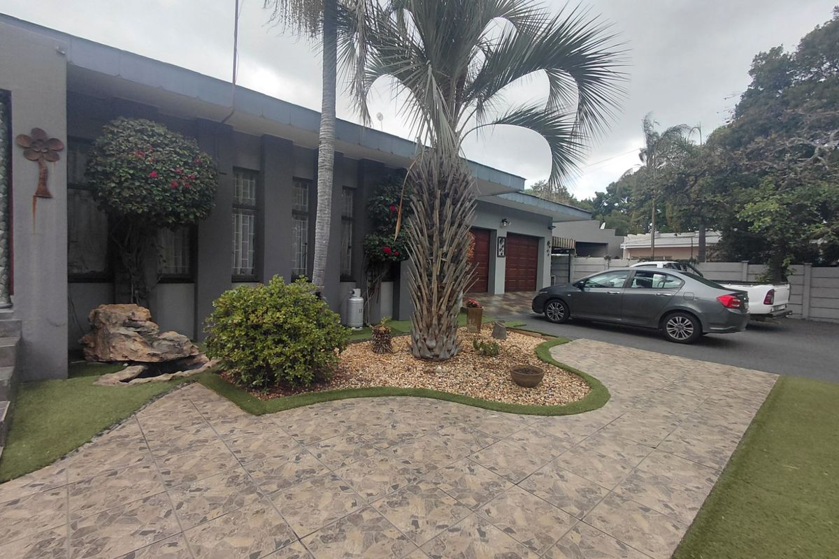 Luxury 5 Bedroom Family Living with Effortless Charm - Photo 3