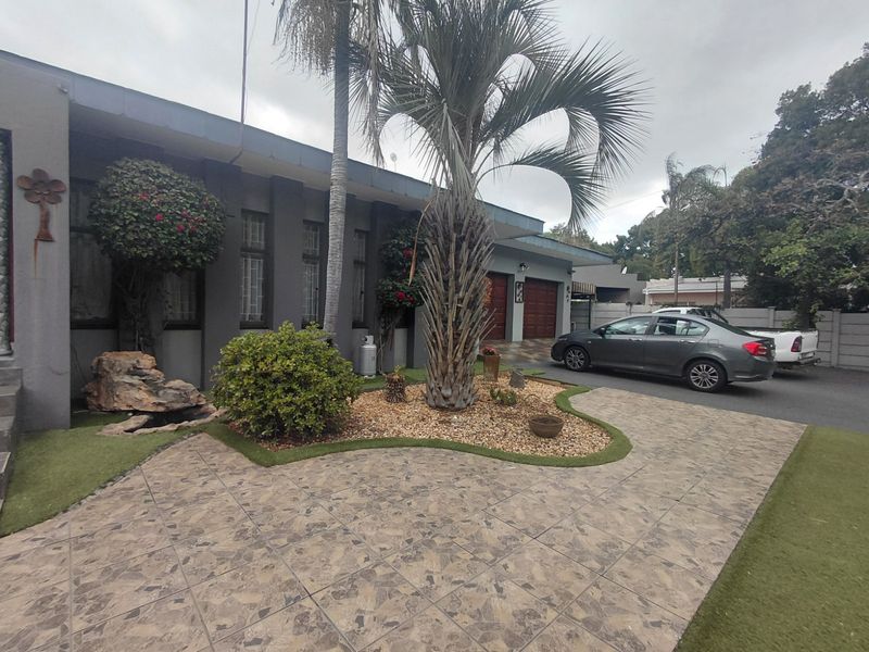 Luxury 5 Bedroom Family Living with Effortless Charm - Photo 3