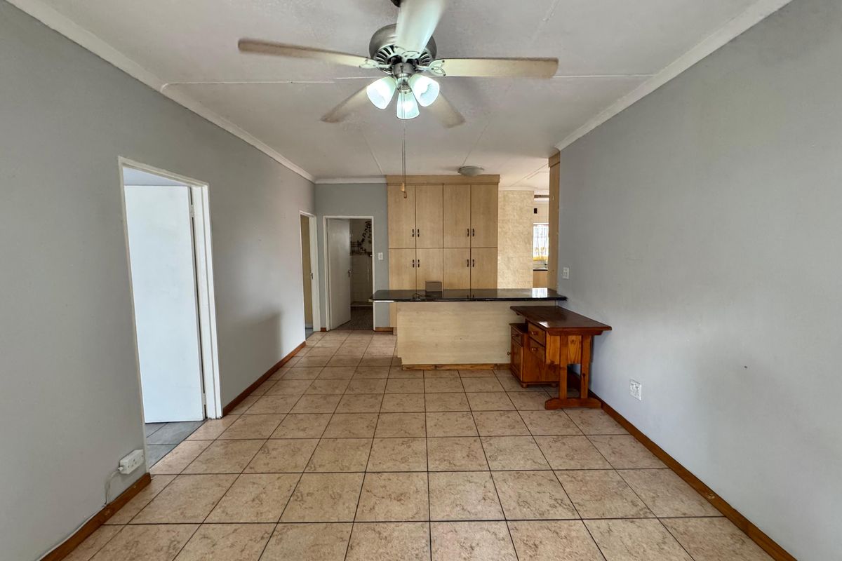 Spacious 3-Bedroom Home with 2-Bedroom Flat and Great Potential in Tasbet Park - Photo 5