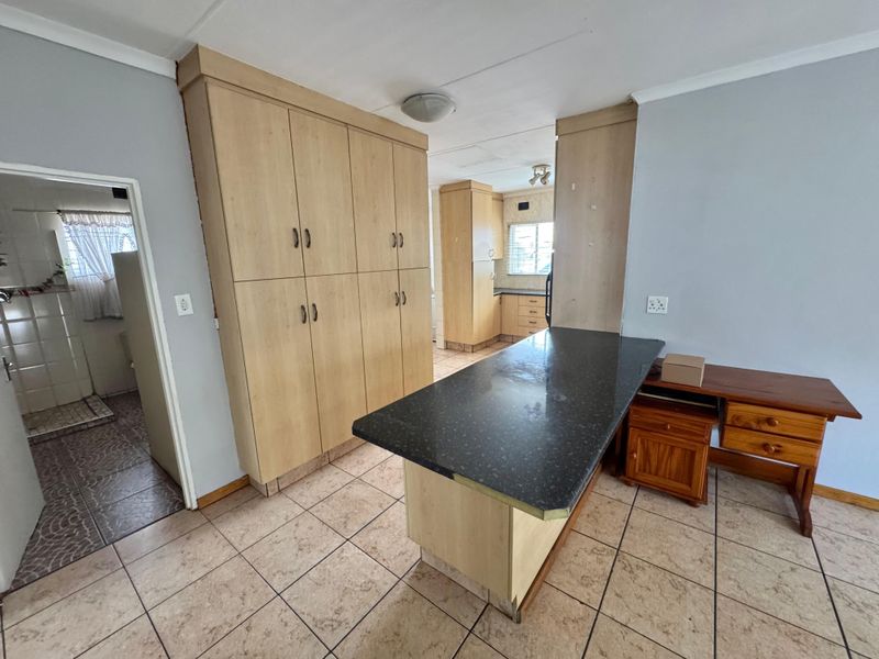Spacious 3-Bedroom Home with 2-Bedroom Flat and Great Potential in Tasbet Park - Photo 9