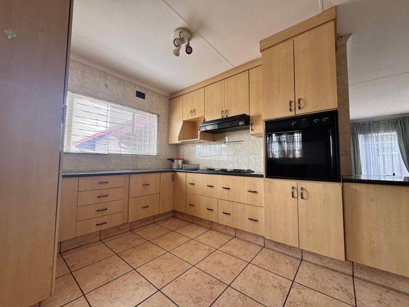 Spacious 3-Bedroom Home with 2-Bedroom Flat and Great Potential in Tasbet Park - Photo 10