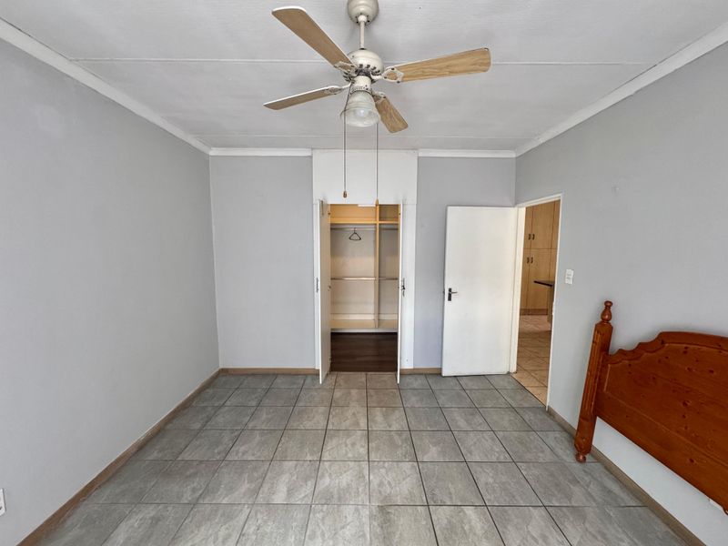 Spacious 3-Bedroom Home with 2-Bedroom Flat and Great Potential in Tasbet Park - Photo 8