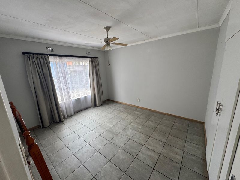 Spacious 3-Bedroom Home with 2-Bedroom Flat and Great Potential in Tasbet Park - Photo 6