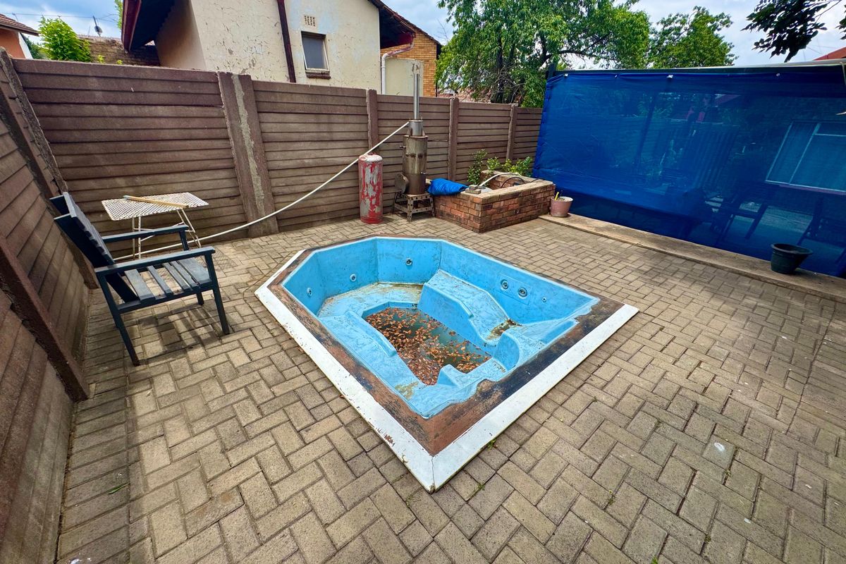 Spacious 3-Bedroom Home with 2-Bedroom Flat and Great Potential in Tasbet Park - Photo 4