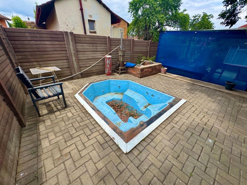 Spacious 3-Bedroom Home with 2-Bedroom Flat and Great Potential in Tasbet Park - Photo 4