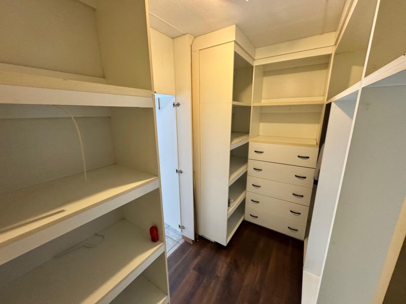 Spacious 3-Bedroom Home with 2-Bedroom Flat and Great Potential in Tasbet Park - Photo 7