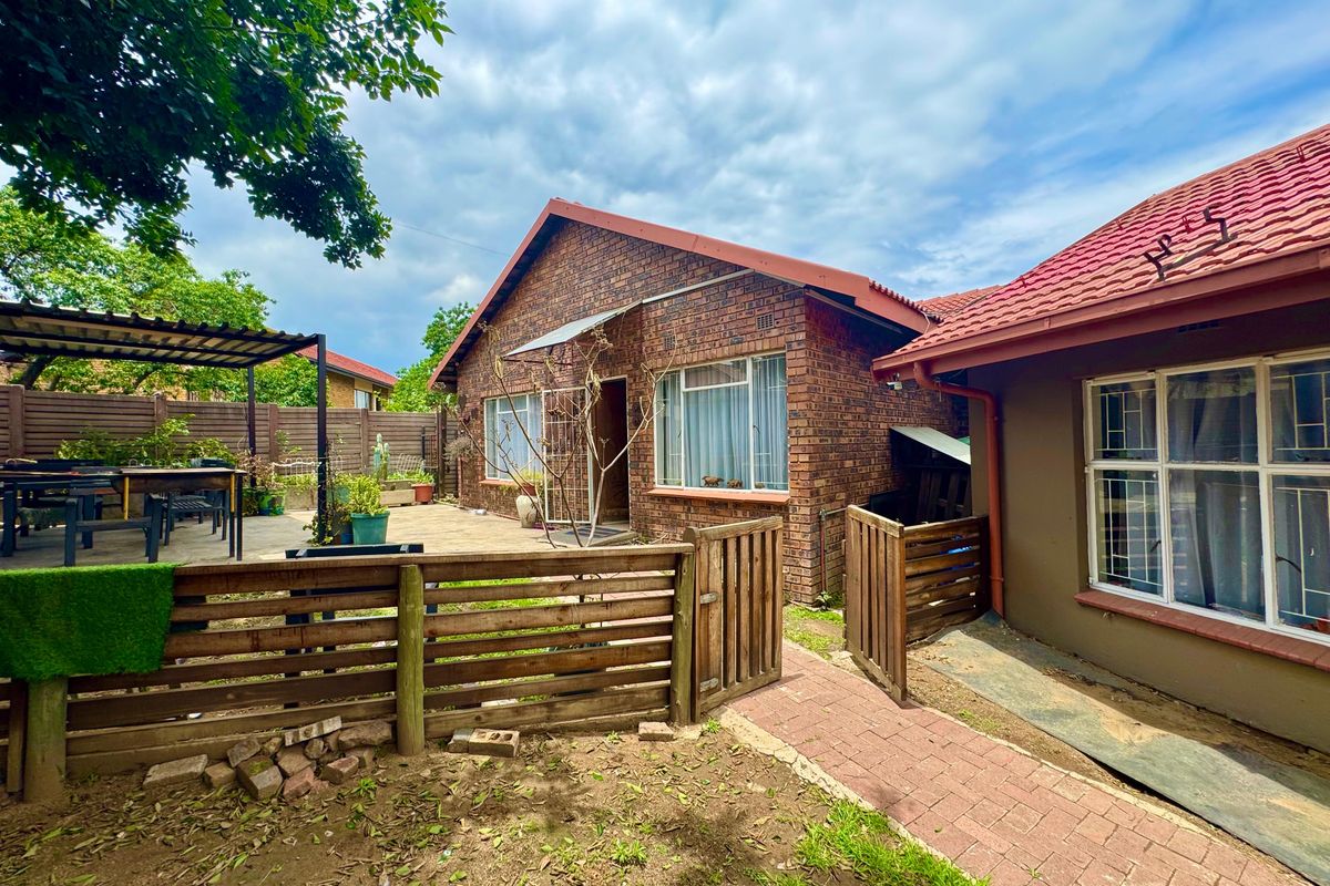 Spacious 3-Bedroom Home with 2-Bedroom Flat and Great Potential in Tasbet Park - Photo 3