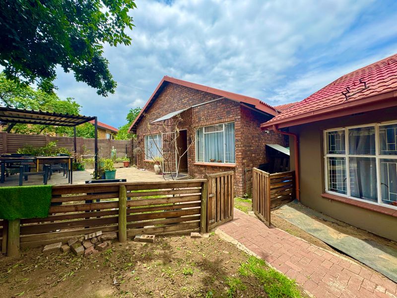 Spacious 3-Bedroom Home with 2-Bedroom Flat and Great Potential in Tasbet Park - Photo 3