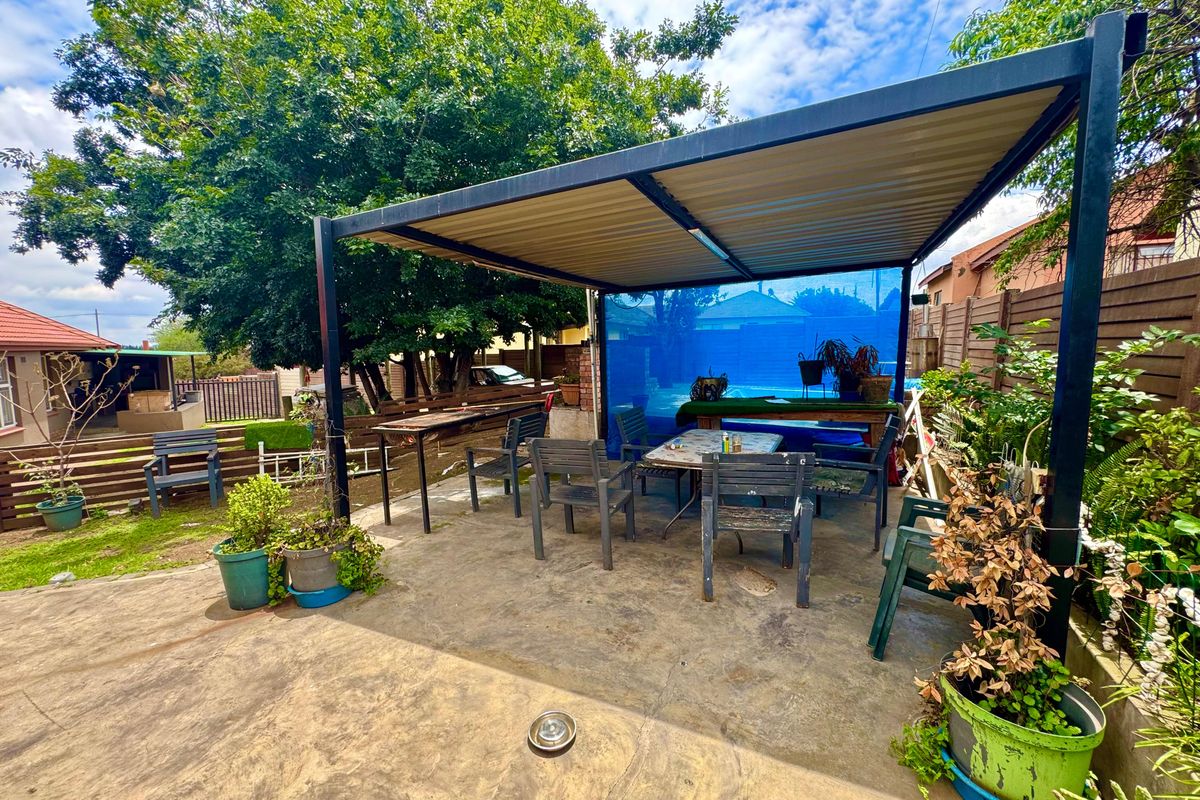 Spacious 3-Bedroom Home with 2-Bedroom Flat and Great Potential in Tasbet Park - Photo 2