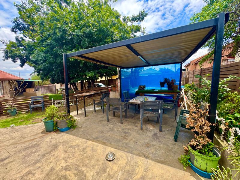 Spacious 3-Bedroom Home with 2-Bedroom Flat and Great Potential in Tasbet Park - Photo 2