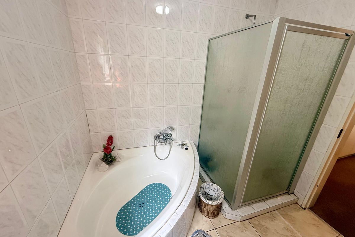 Modern 3-Bedroom Townhouse for Sale. - Photo 5