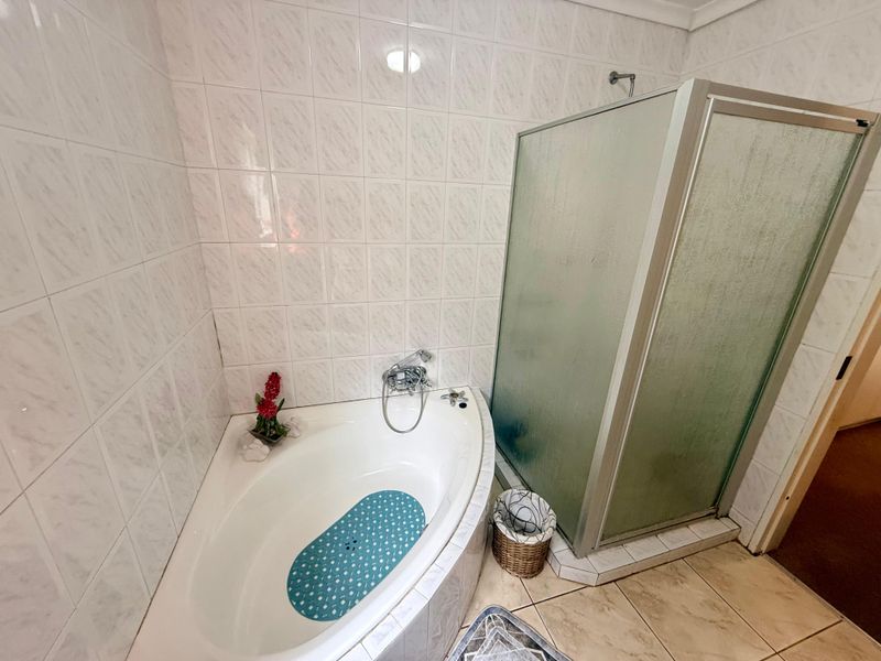 Modern 3-Bedroom Townhouse for Sale. - Photo 5