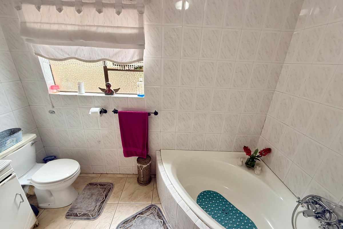 Modern 3-Bedroom Townhouse for Sale. - Photo 4